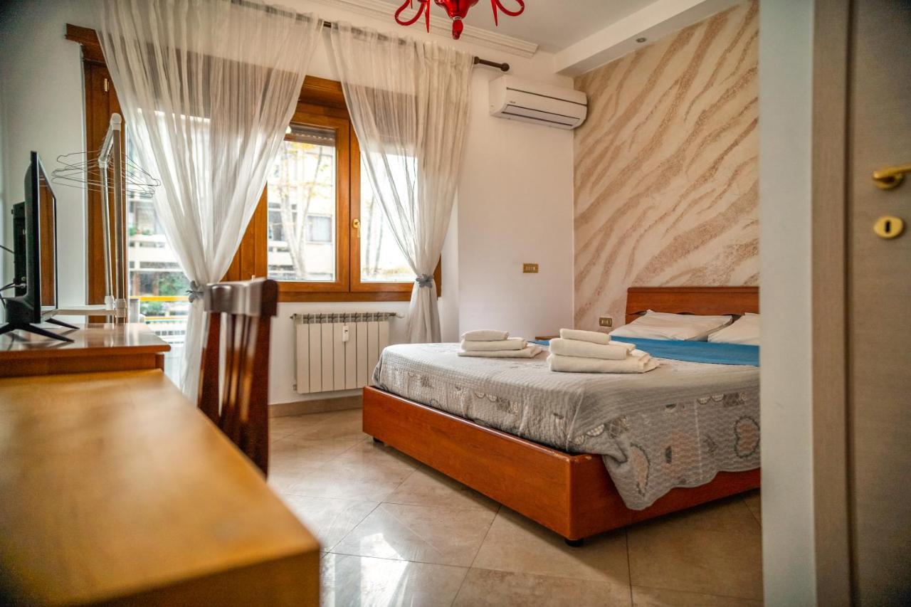 Mary'S House Hotell Lido di Ostia Exteriör bild