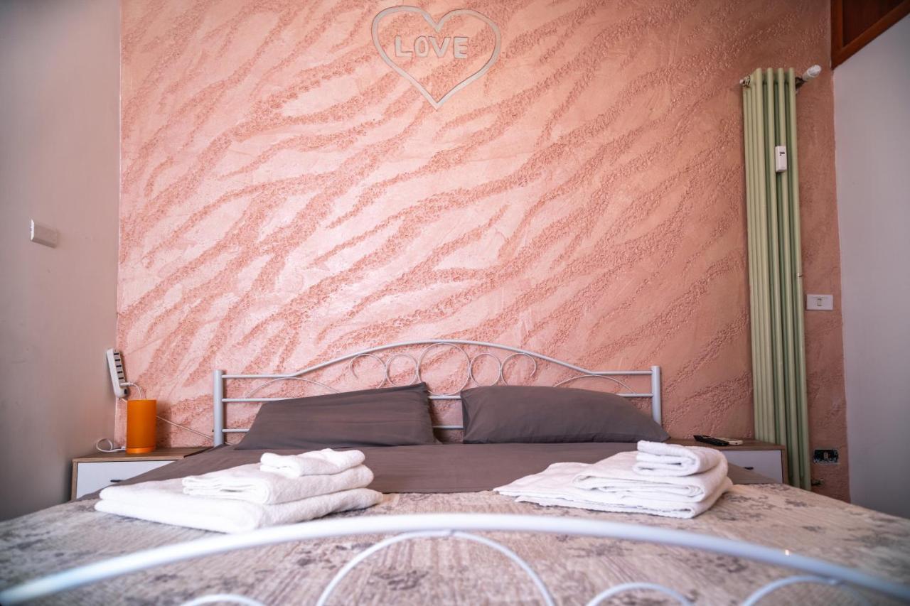 Mary'S House Hotell Lido di Ostia Exteriör bild